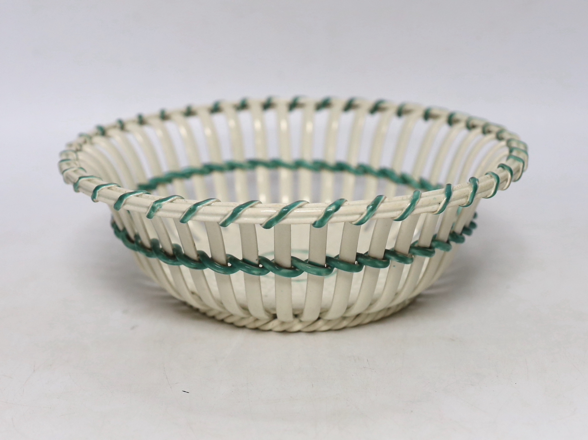 An Wedgwood creamware basket, c.1810, diameter 22cm